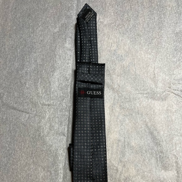 GUESS Skinny Tie NWOT- Charcoal Gray with Small Silver Pattern - Picture 3 of 3